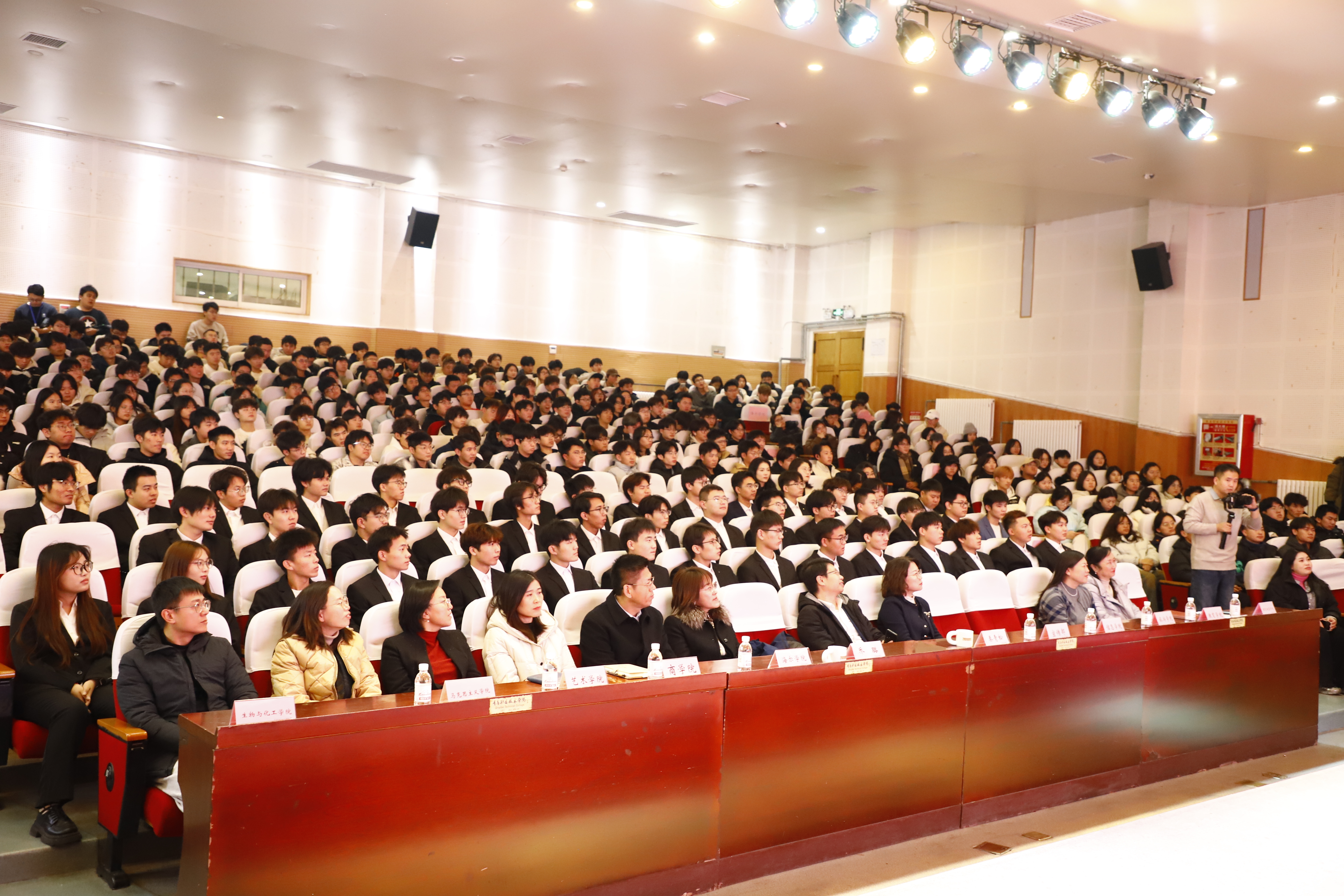 “人民工匠”许振超走进开云kaiyun网页版为师生讲述“我走过的工匠路” “人民工匠”许振超走进开云kaiyun网页版为师生讲述“我走过的工匠路”