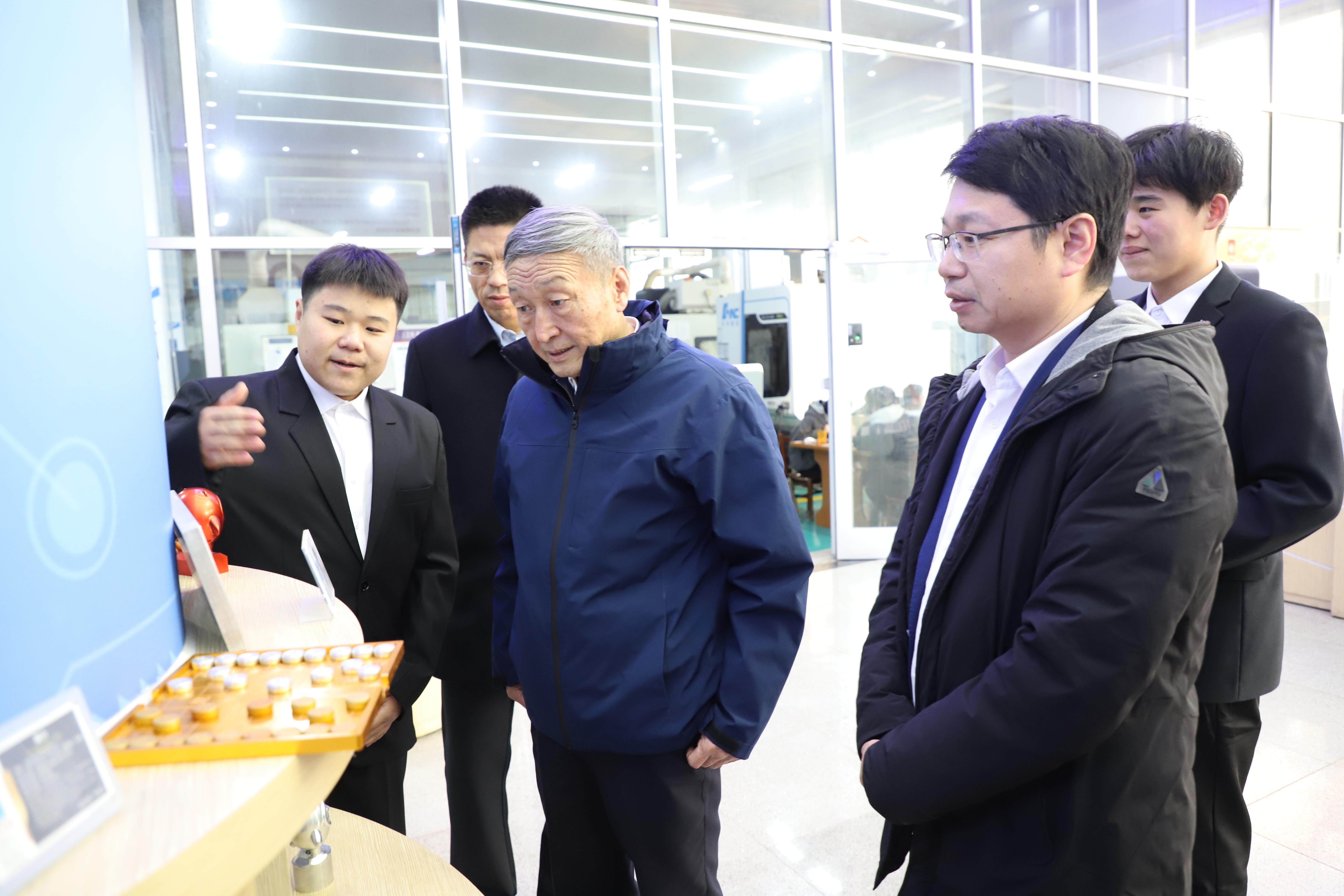 “人民工匠”许振超走进开云kaiyun网页版为师生讲述“我走过的工匠路” “人民工匠”许振超走进开云kaiyun网页版为师生讲述“我走过的工匠路”