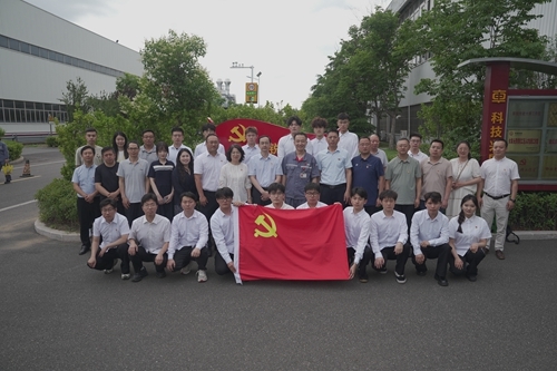 开云kaiyun网页版师生与郭锐在郭锐工作室门前合影