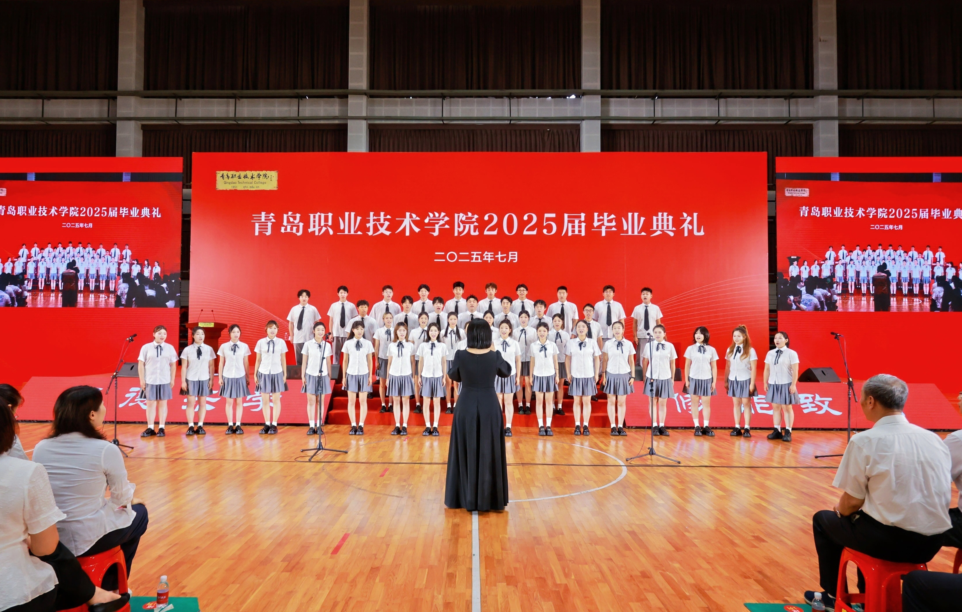 长风万里鹏程举,巨浪千重骏业开!开云kaiyun网页版举行2025届毕业典礼 长风万里鹏程举,巨浪千重骏业开!开云kaiyun网页版举行2025届毕业典礼