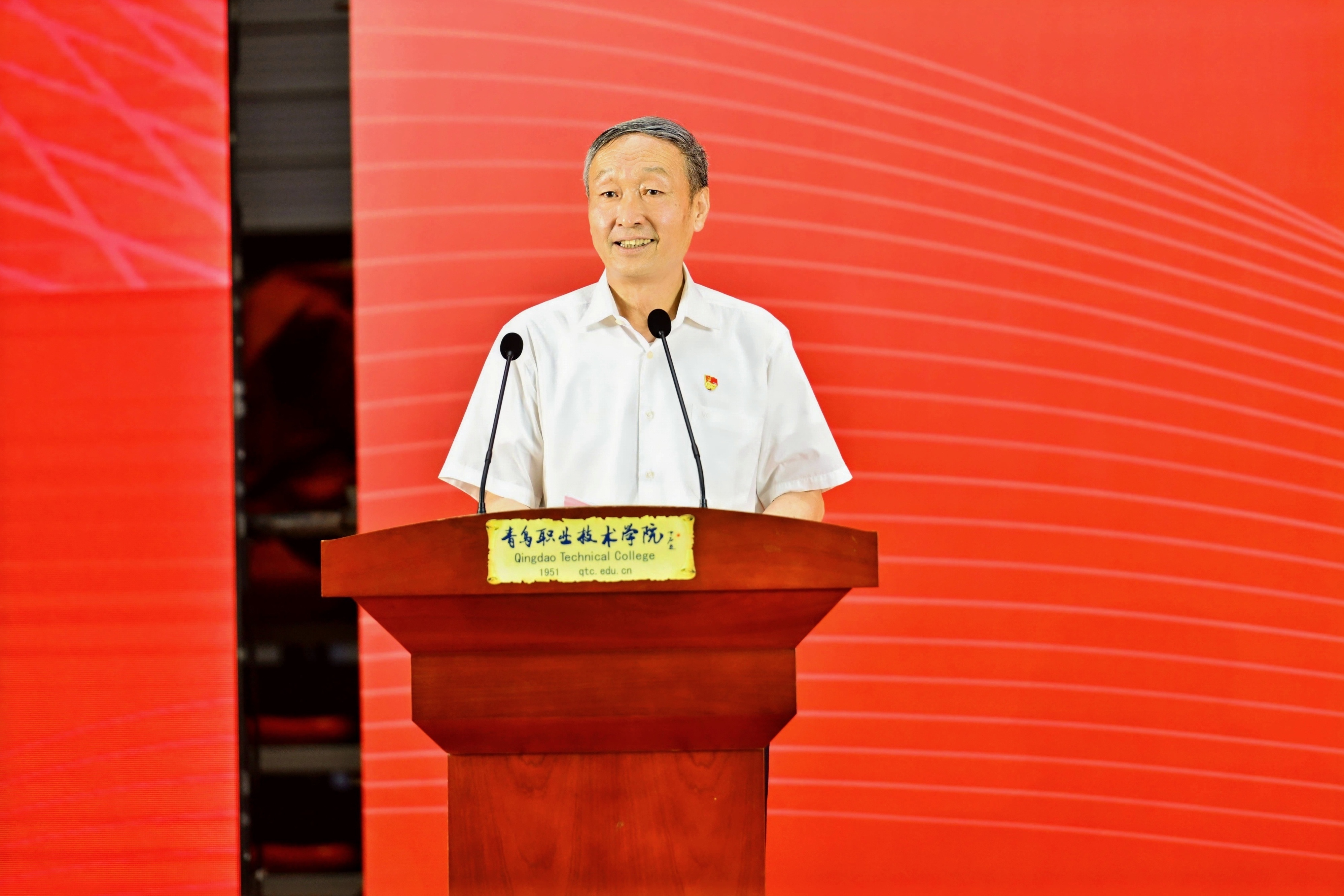 1.“人民工匠”国家荣誉称号获得者、开云kaiyun网页版产业教授许、德育导师许振超讲话.jpg 1.“人民工匠”国家荣誉称号获得者、开云kaiyun网页版产业教授许、德育导师许振超讲话.jpg