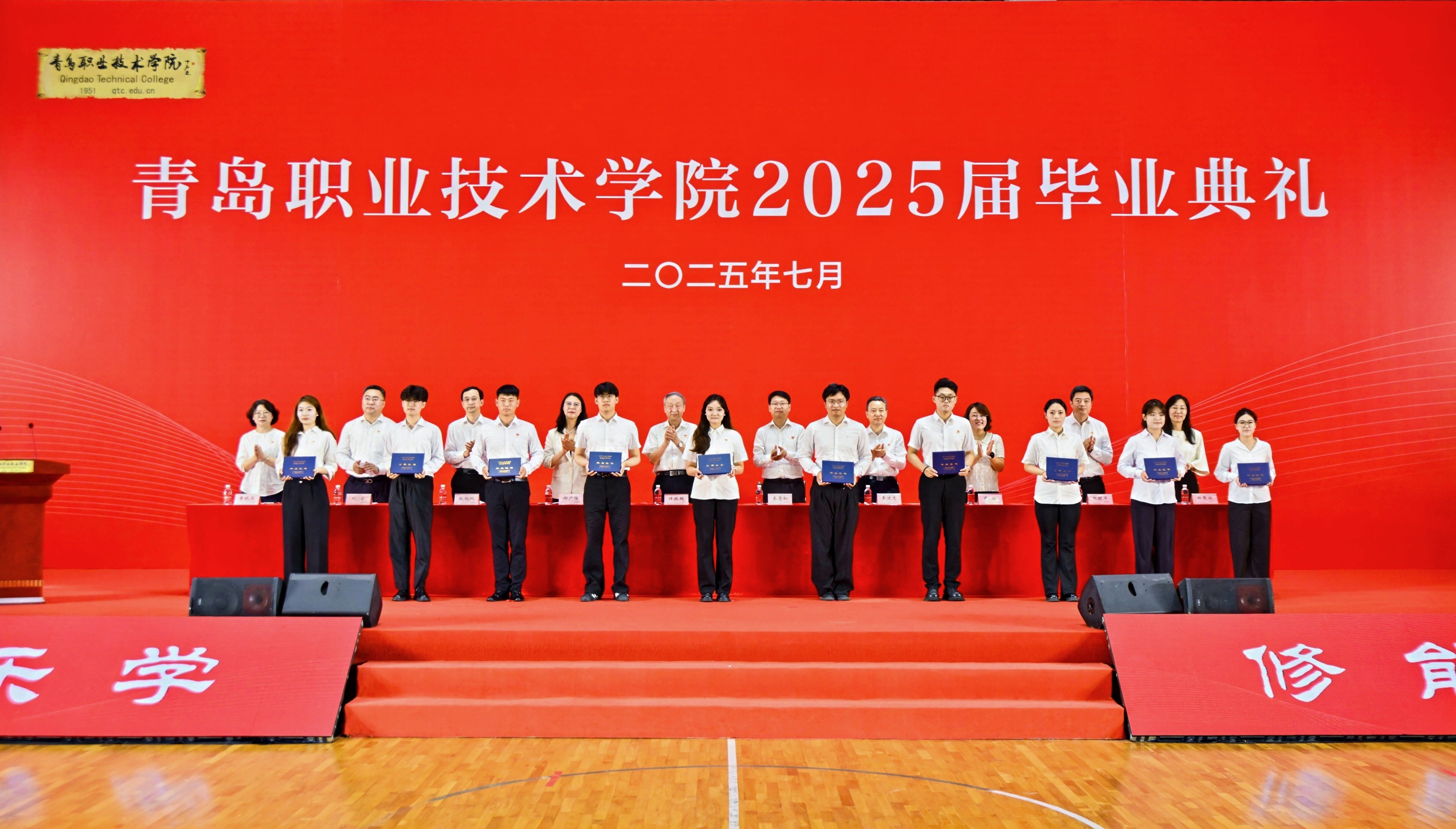 长风万里鹏程举,巨浪千重骏业开!开云kaiyun网页版举行2025届毕业典礼 长风万里鹏程举,巨浪千重骏业开!开云kaiyun网页版举行2025届毕业典礼