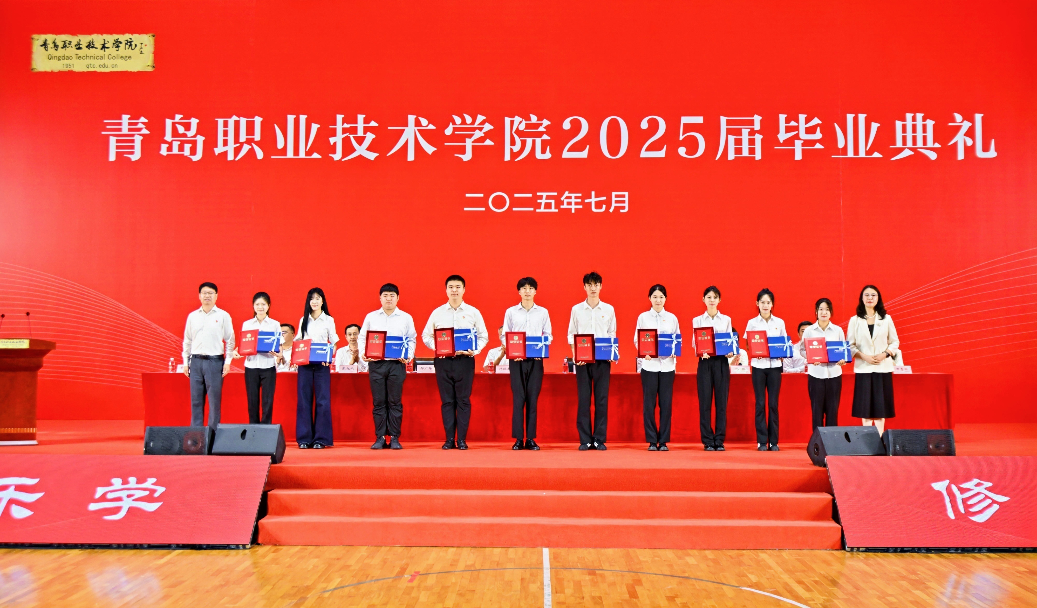 长风万里鹏程举,巨浪千重骏业开!开云kaiyun网页版举行2025届毕业典礼 长风万里鹏程举,巨浪千重骏业开!开云kaiyun网页版举行2025届毕业典礼